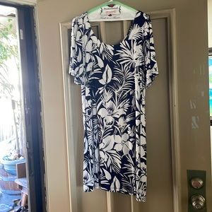 Very comfortable dress made by Timmy Bahama. No zippers, buttons or snaps.